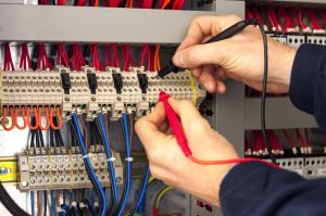 elektryk 300x199 Przeglądy instalacji elektrycznej i jej wymiana