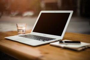 laptop biurowy firma 300x200 Program do faktur, który daje możliwości