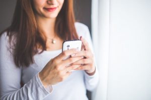 kobieta trzymajaca telefon 300x200 Aplikacja Orange Flex – sprawdź, jak to działa