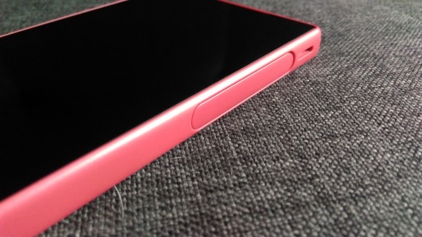 sony xperia z5 compact - zaślepka na sloty kart microSD i nanoSIM