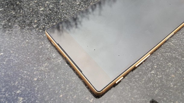 sony xperia z5 - niewykorzystane miejsce pod ekranem