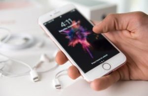 telefon komórkowy 300x194 Dlaczego szkło ochronne na telefon to dobry wybór?