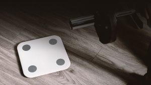 Mi Body Smart Scale 2 lifestyle 300x169 CK MEDIATOR: Xiaomi Mi Smart Scale 2 dostępna w dystrybucji