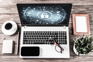 laptop bezpieczeństwo praca 300x200 System operacyjny Linux – czym różni się do Windowsa?