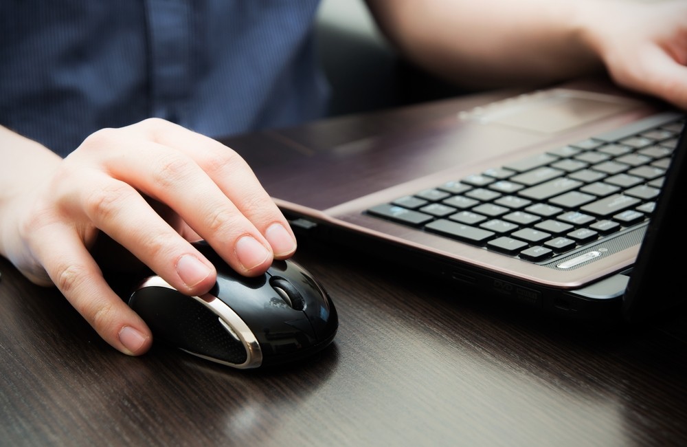 użytkownik laptopa System operacyjny Linux – czym różni się do Windowsa?