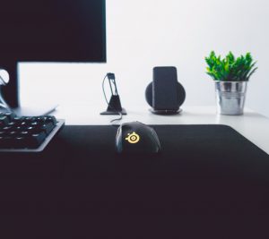 matt wojtas fljzsbagyks unsplash 300x267 Myszki gamingowe jak wybrać najlepszy model?