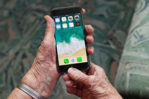Telefon dla seniora 300x200 Telefon dla seniora – czym kierować się przy wyborze?