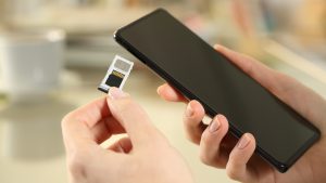 instalacja karty microSD w telefonie 300x169 Jak zwiększyć pamięć w telefonie? Poradnik