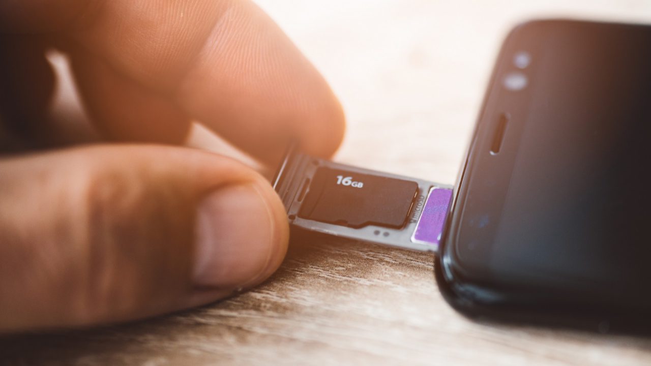 microSD card w telefonie 1280x720 Jak zwiększyć pamięć w telefonie? Poradnik