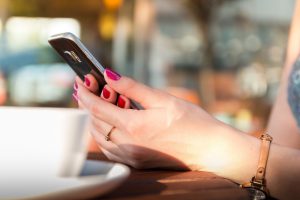 telefon w rece 300x200 Które smartfony obsługują technologię 5G?