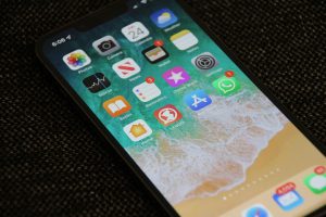 szklo hartowane iphone 300x200 Czy szkło hartowane do iPhone 13 znacznie podnosi wytrzymałość urządzenia?