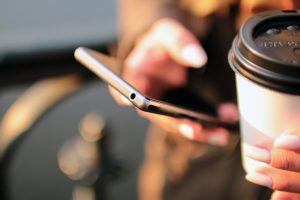 telefon w rece i starbucks 300x200 Na czym polega Autodoładowanie konta w Orange?