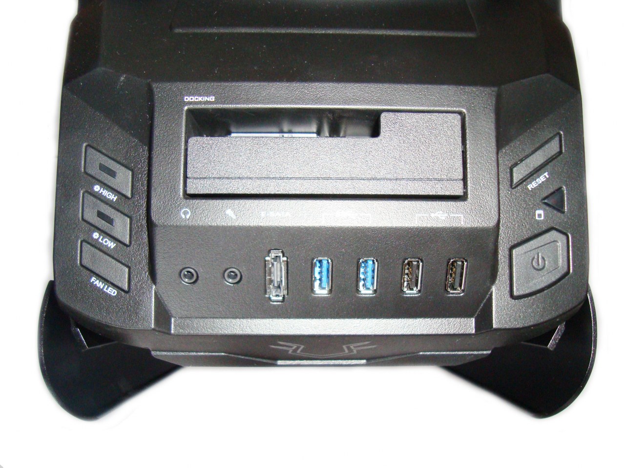 Thermaltake Armor Revo porty USB, eSATA, MIC, Audio