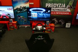 Tracer na przedpremierze F1 1 300x200 Kierownica Tracer Zonda na premierze gry F1 2012