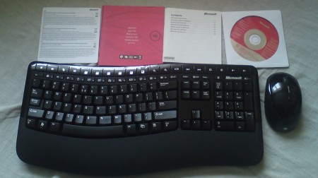 Zdjęcie pełnej zawartości zestawu - Microsoft Wireless Comfort Deskop 5000