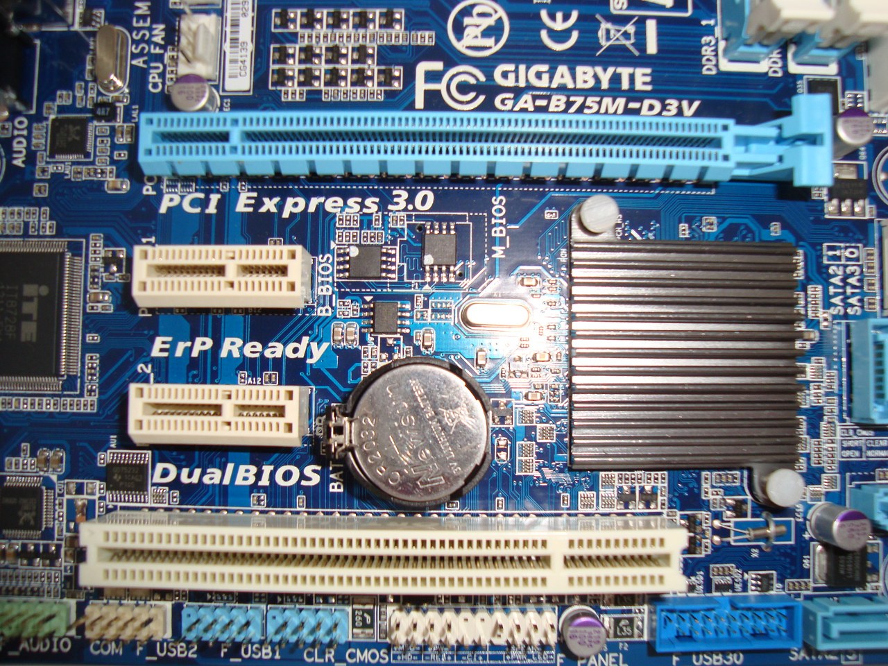 3 złącza PCI-Express 3.0, Gigabyte B75M-D3V